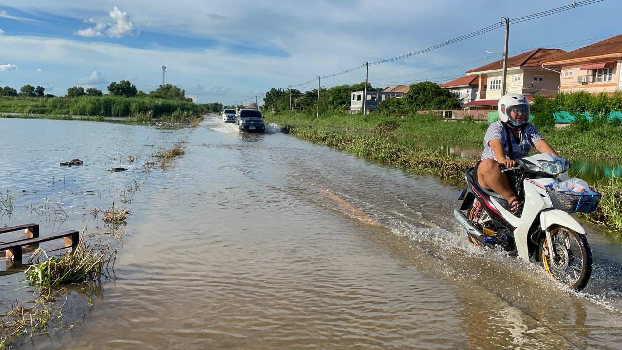 คลองแอนสองล้นตลิ่ง ท่วมถนนฝั่งตะวันออกเกือบทั้งเส้น บางจุดเกิน 50 ซม.