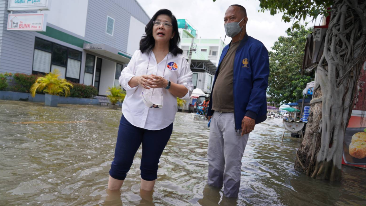 “หญิงหน่อย” ลุยเขตดอนเมือง เร่งประสานเครื่องสูบ เร่งลดระดับน้ำในคลองเปรมฯ