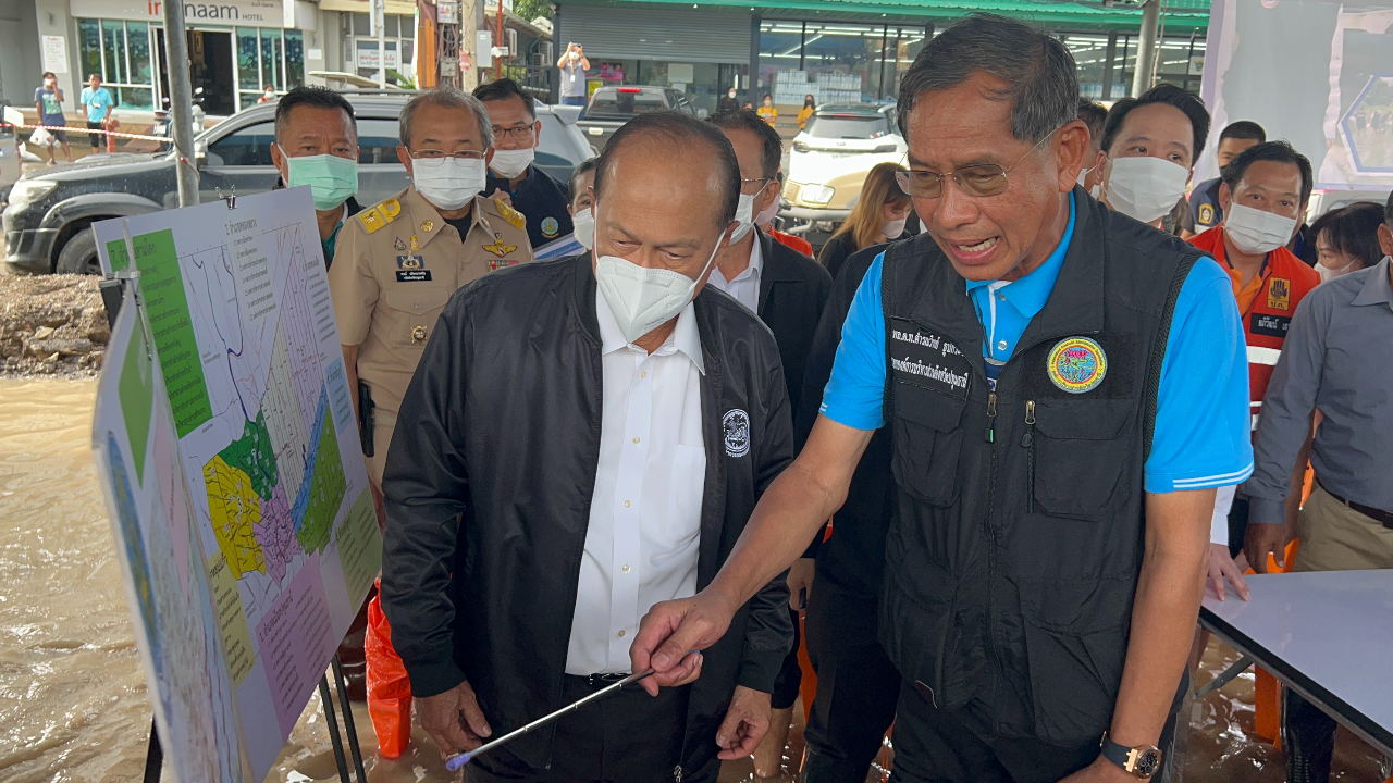 “บิ๊กป๊อก” สั่งเร่งระบายน้ำท่วมปทุมฯ ให้กลับสู่ปกติ อำนวยความสะดวกคนสัญจร