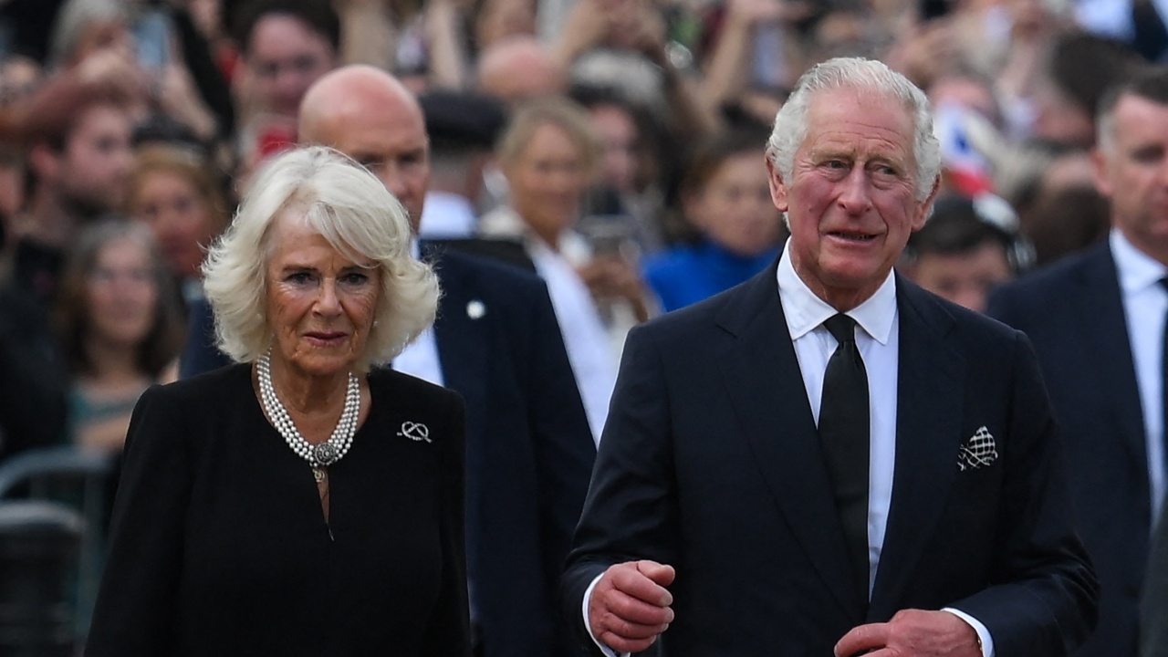 ประชาชนต้อนรับเนืองแน่น ‘พระเจ้าชาร์ลส์ที่ 3’ เสด็จฯถึงวังบักกิงแฮม 