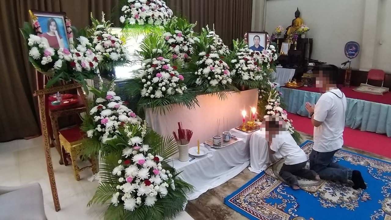 ลูกชาย 2 คนกราบศพพ่อแม่เหยื่อ จยย.ล้มถูกรถพ่วงทับตาย เผยอนาคตยังมืดมน