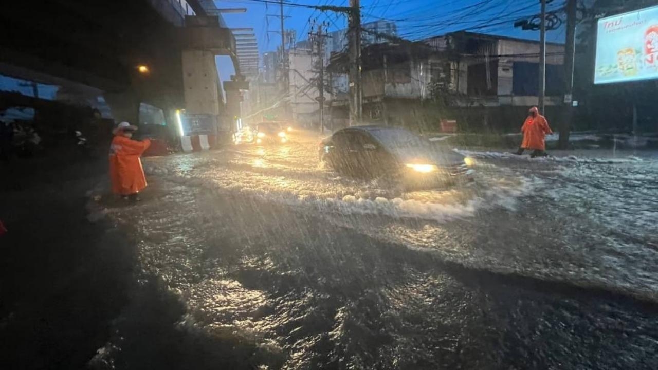 เตือนเลี่ยงเส้นทางเข้า "วงเวียนบางเขน" หลัง "ฝนตกหนัก" น้ำท่วมขังอีกครั้ง