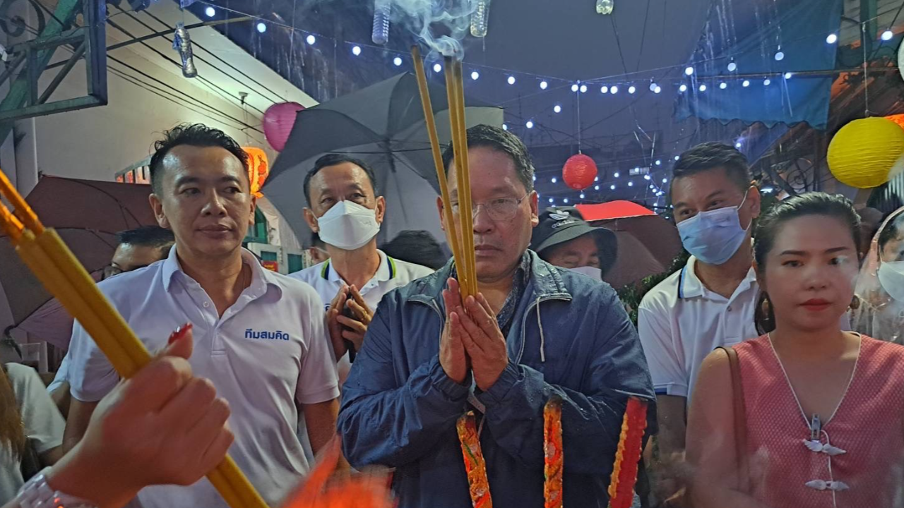 “อุตตม” นำทีมสร้างอนาคตไทย ไหว้พระจันทร์กลางฝน “สมคิด” เตรียมลุยเยาวราช