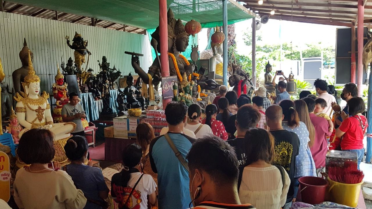 นักเสี่ยงโชคมากราบไหว้ "พระพิฆเณศวร" พร้อมได้ "เลขเด็ดงวดนี้" ลุ้นโชค 16/9/65