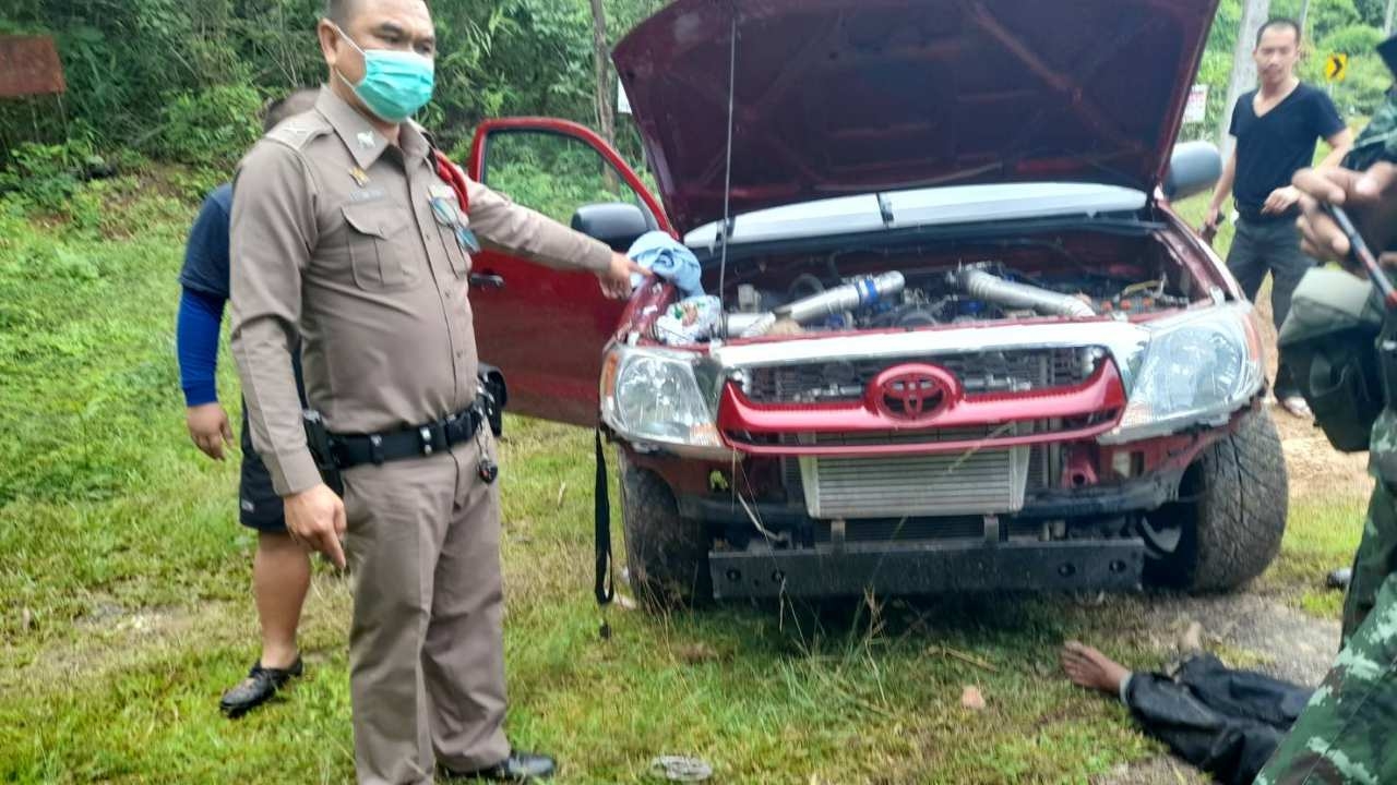 จนท.กาญจนบุรี สกัดจับหนุ่มสุราษฎร์ ขับกระบะขนไอซ์ 5 กก.แหกด่านสะพานรันตี