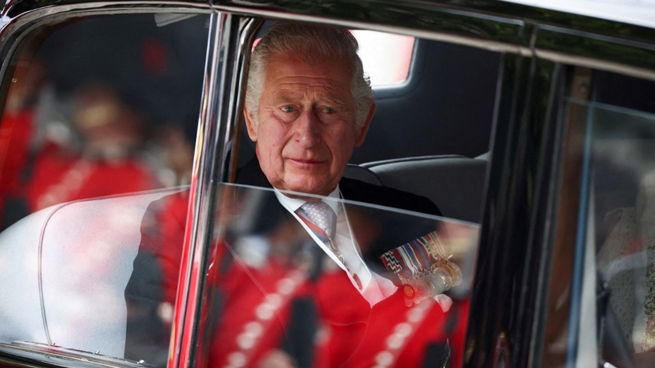 เจ้าฟ้าชายชาร์ลส์เป็นประมุขอังกฤษองค์ใหม่ ใช้พระนาม "พระเจ้าชาร์ลส์ที่ 3"