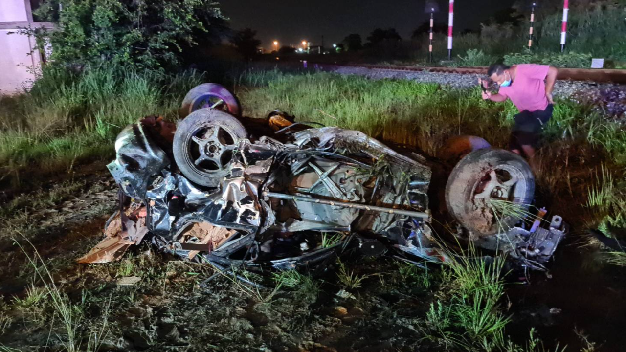 เก๋งฝ่าไม้กั้น รถไฟชนยับ กระเด็นพลิกคว่ำ เจ็บติดซาก 3 ดับ 1 ศพ 