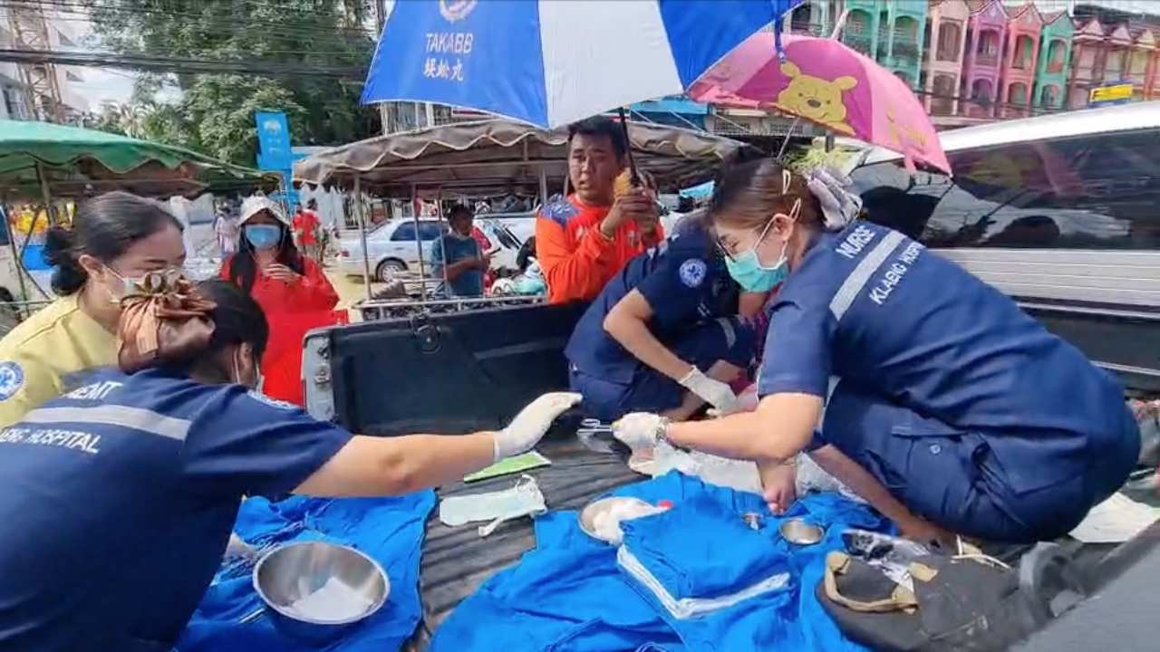 น้ำท่วมรถติด สาวสุดอั้นคลอดลูกบนกระบะหน้า รพ.แกลง ปลอดภัยทั้งแม่และลูกชาย