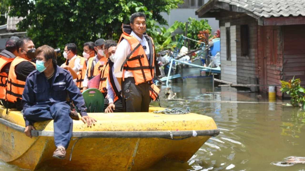 ผู้ว่าฯ “ชัชชาติ” ลงเรือติดตามสถานการณ์ สั่งเร่งระบายน้ำในคลองเปรมฯ
