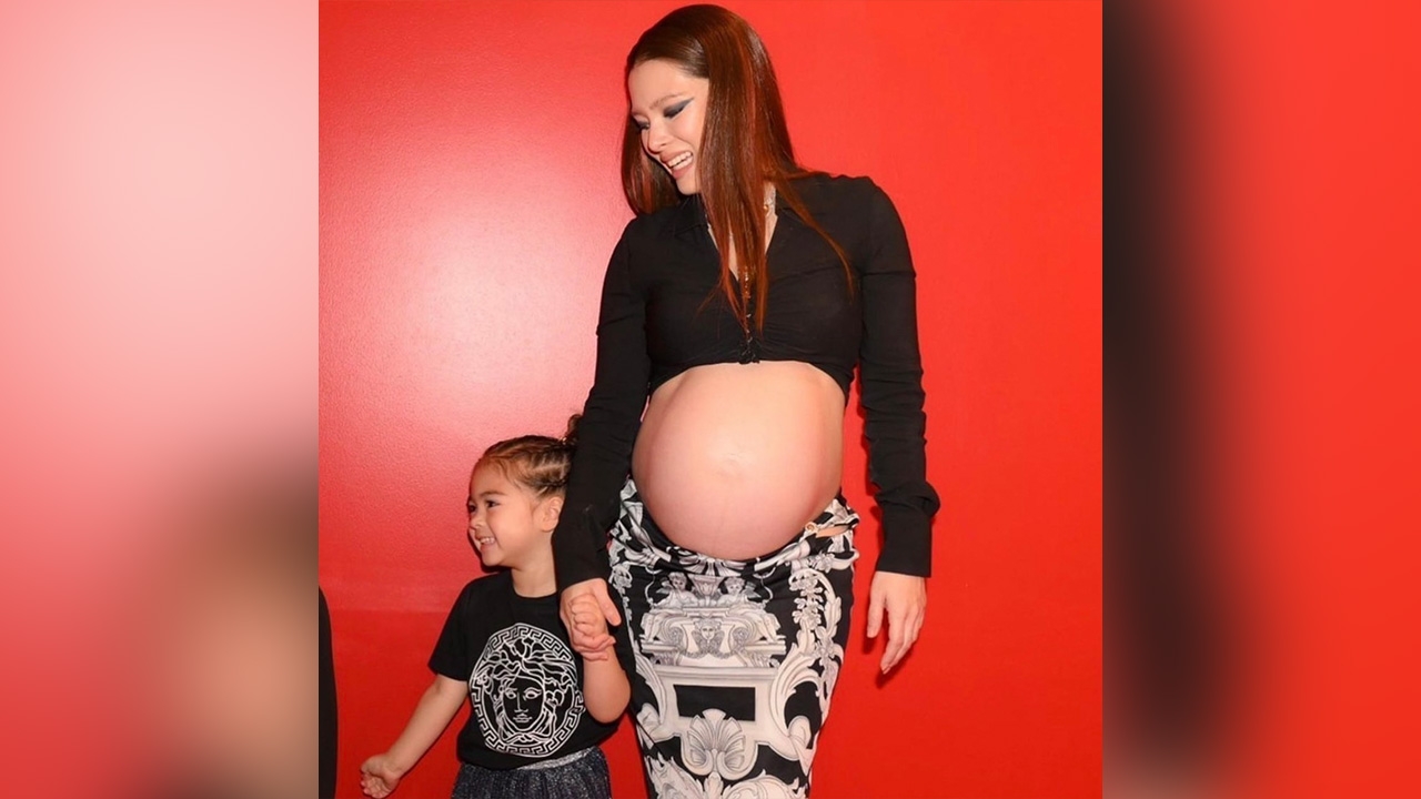 ไม่เคยเห็นใครทำ ลิเดีย อุ้มลูกออกงาน โชว์ท้องชัดๆ ไม่ปิดอะไรเลยแซ่บมากแม่