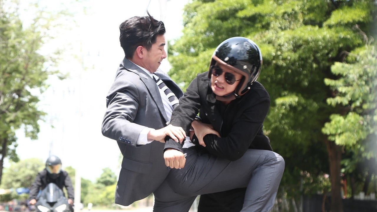 “โตโน่” บู๊จัดเต็มกลางแดดเปรี้ยง ช่วย “ไพโรจน์” หนีการตามล่า ใน “วิวาห์ฟ้าแลบ”