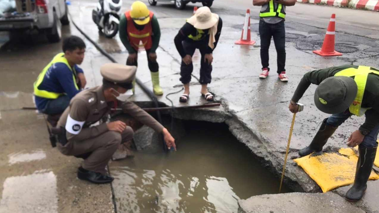 ฝนตกน้ำท่วมนาน ถนนแจ้งวัฒนะยุบเป็นโพรง เหลือรถวิ่งได้เลนเดียว