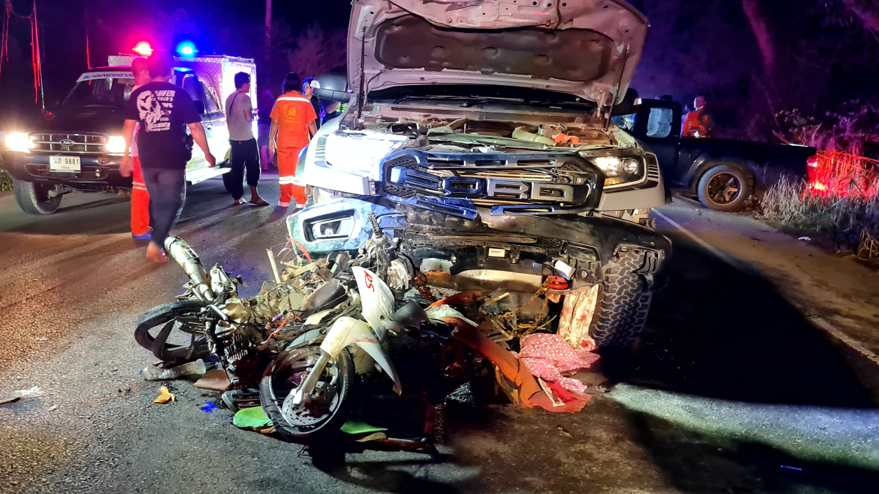 สลด ปิกอัพแซงคันหน้า พุ่งชนซาเล้งลาก 3 พ่อแม่ลูกติดใต้ท้องรถตายเรียบ