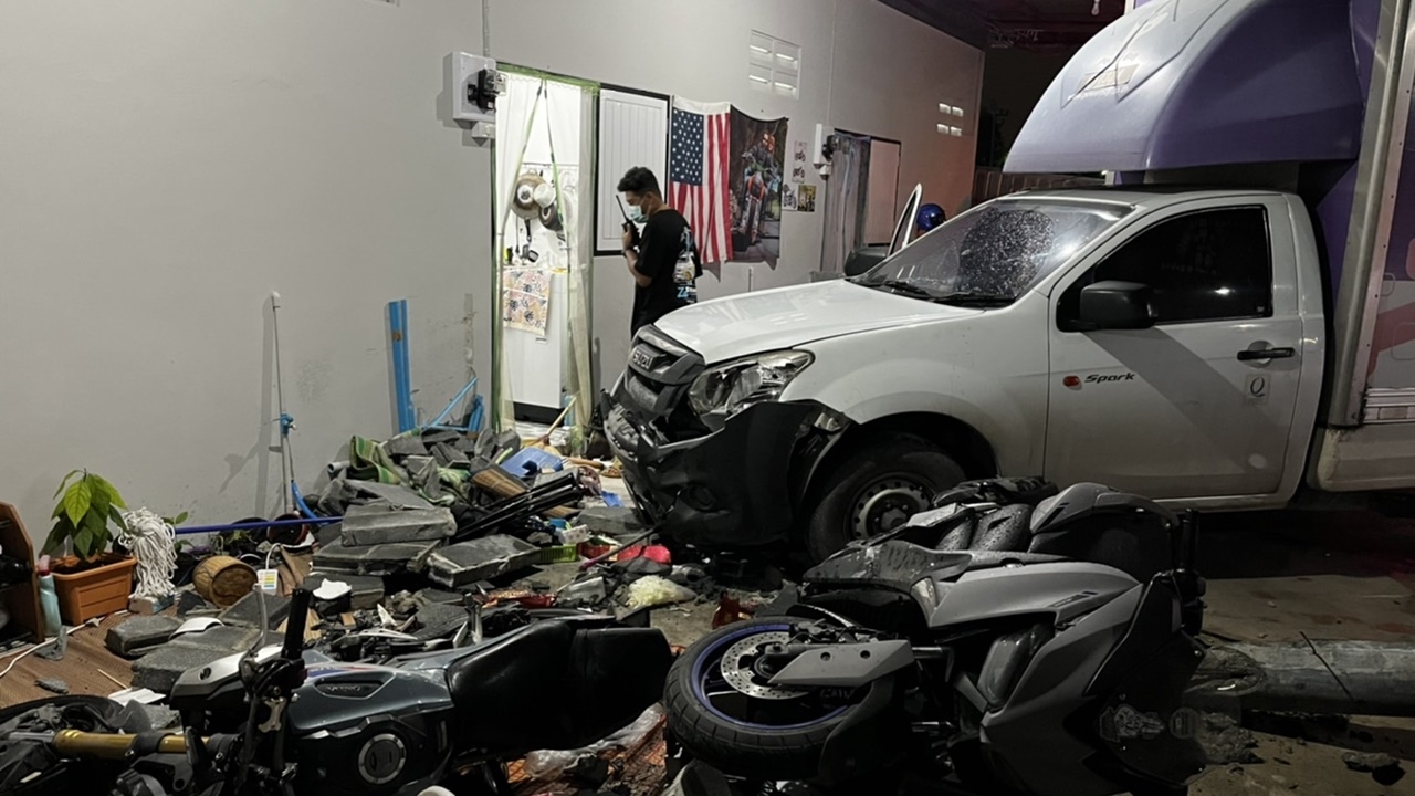 กระบะตู้ทึบเสียหลักพุ่งชนวงหมูกระทะหน้าห้องพัก บาดเจ็บ 5 ราย