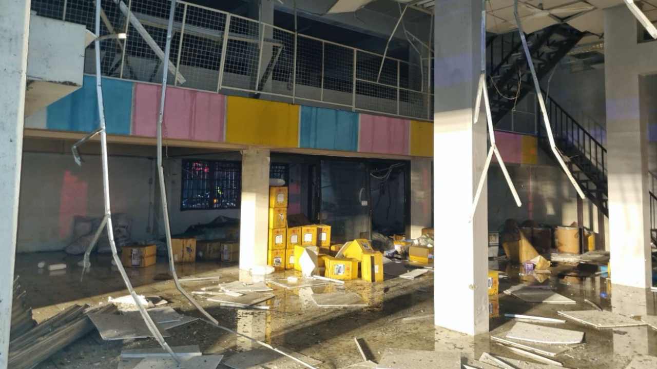 โกดังเก็บยาฆ่าหญ้าระเบิด ไฟลุกไหม้ที่แม่โจ้ คาดไฟรั่วไปเจอสารเคมี 