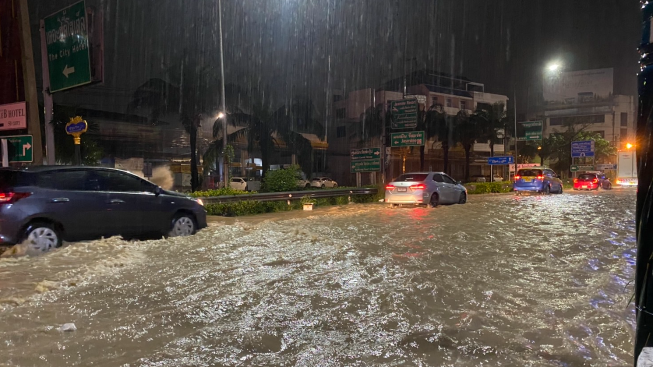 "ชลบุรี" อ่วมฝนถล่ม "ศรีราชา-พัทยา" หนัก "บ้าน-ถนน-รถ" จมบาดาล