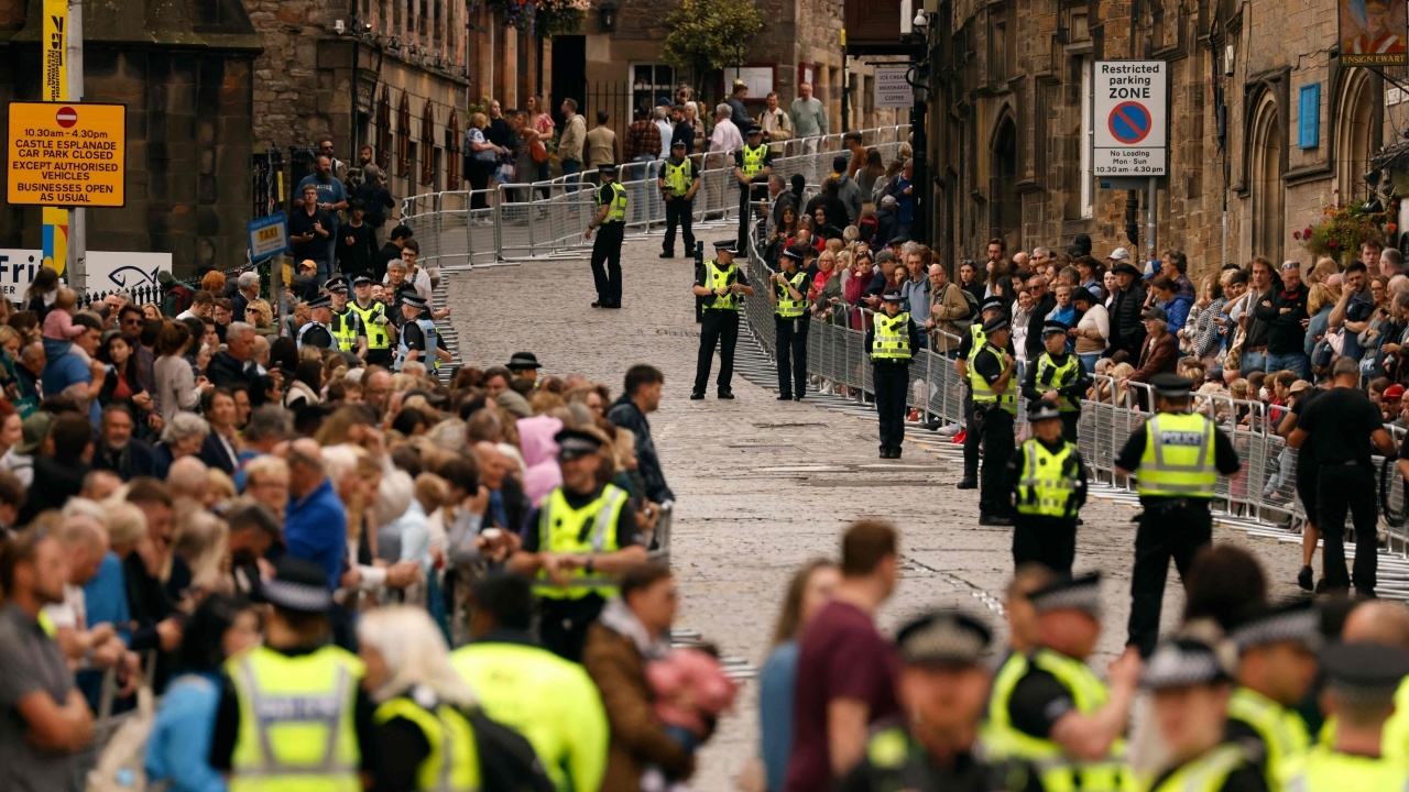 ประชาชนหลายพันคนเฝ้ารอ ขบวนพระบรมศพควีนเอลิซาเบธที่ 2 ไปยังวังฮอลีรูด 