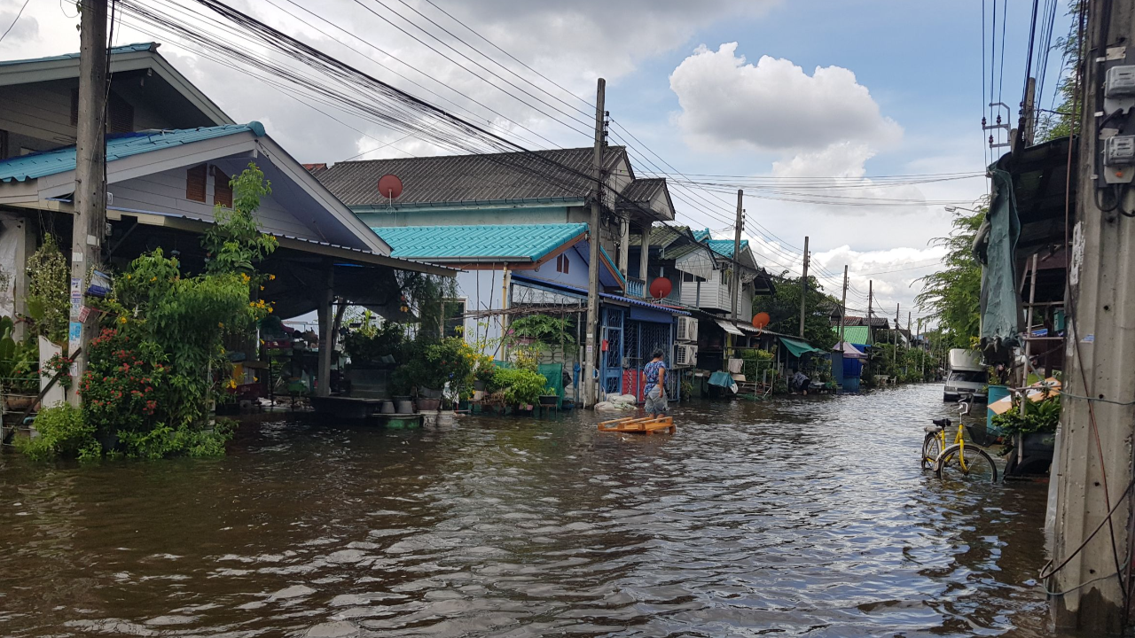 น้ำเก่ายังไม่หาย คืนนี้เตรียมรับฝนทั่วกรุงฯ ตั้งแต่ 1 ทุ่มเป็นต้นไป