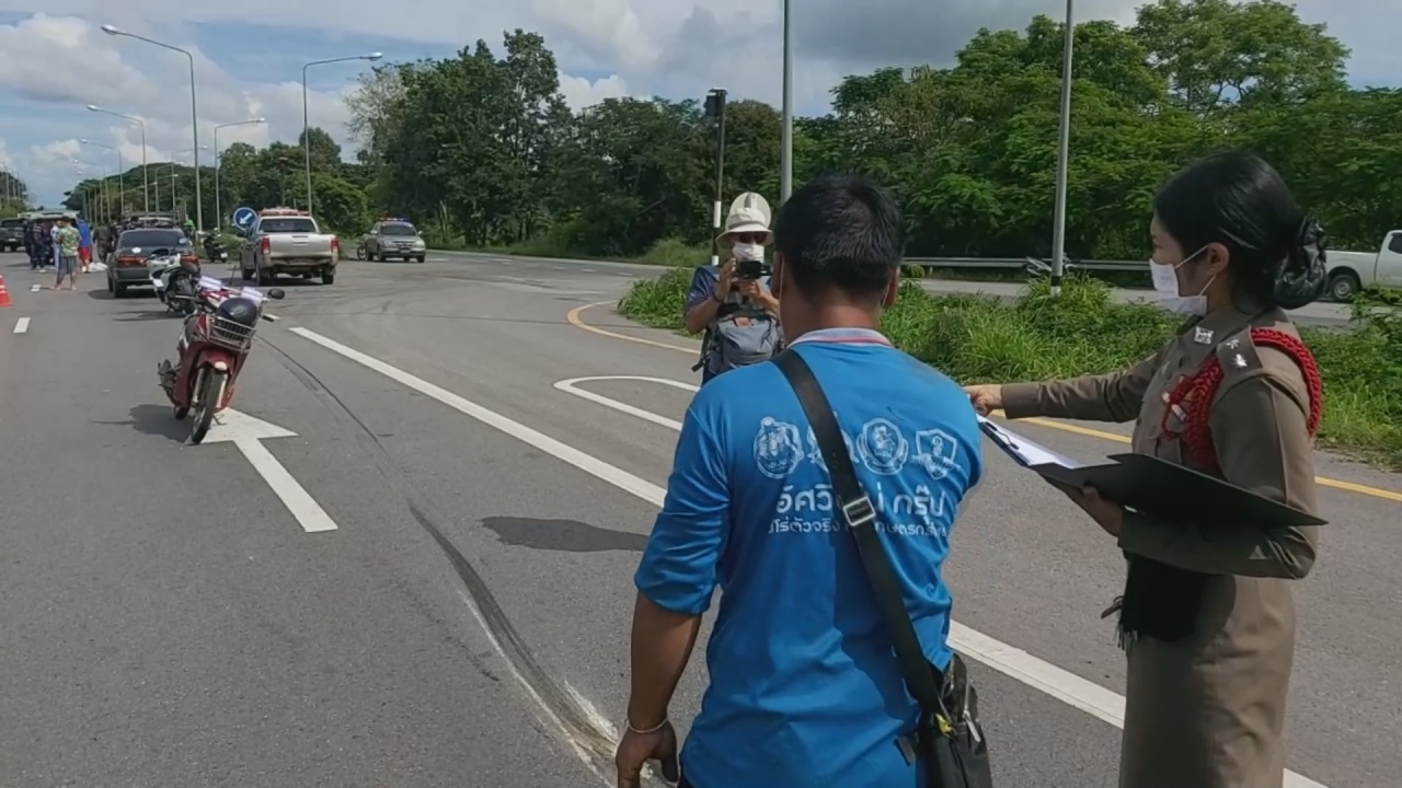 สาวสองชะตาขาด ปาดหน้าจะกลับรถ ปิกอัพชนกระเด็น หัวกระแทกพื้นดับ