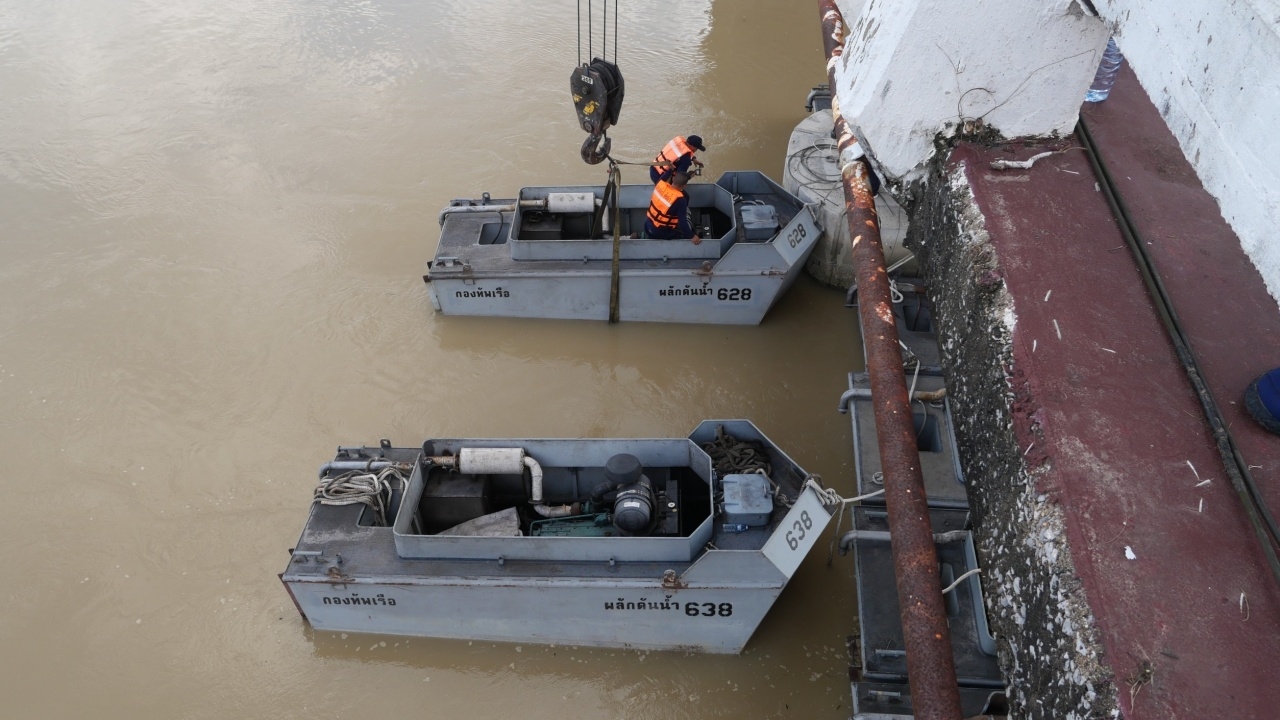 ทร. ส่งเรือผลักดันน้ำ 20 ลำ ถึง อ.แกลง เตรียมเร่งดันนำ้ให้สู่ภาวะปกติ