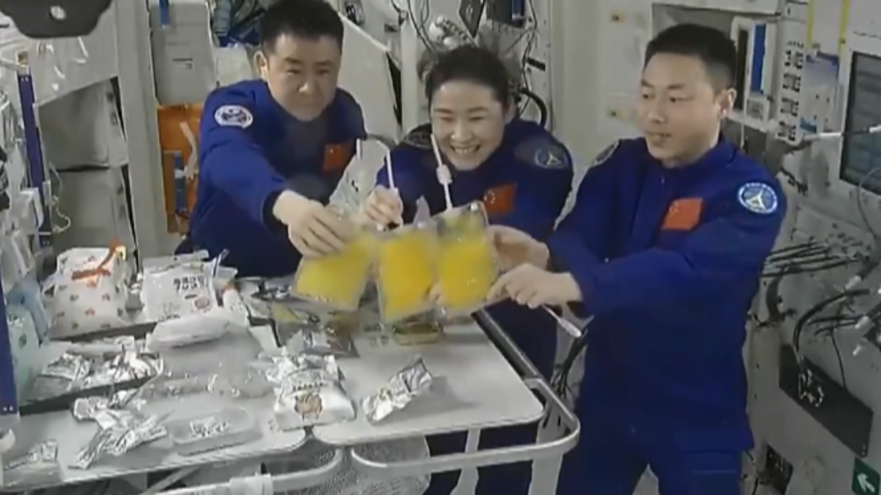 นักบินอวกาศ "เสิ่นโจว14" ร่วมฉลองเทศกาลไหว้พระจันทร์บนสถานีอวกาศ 