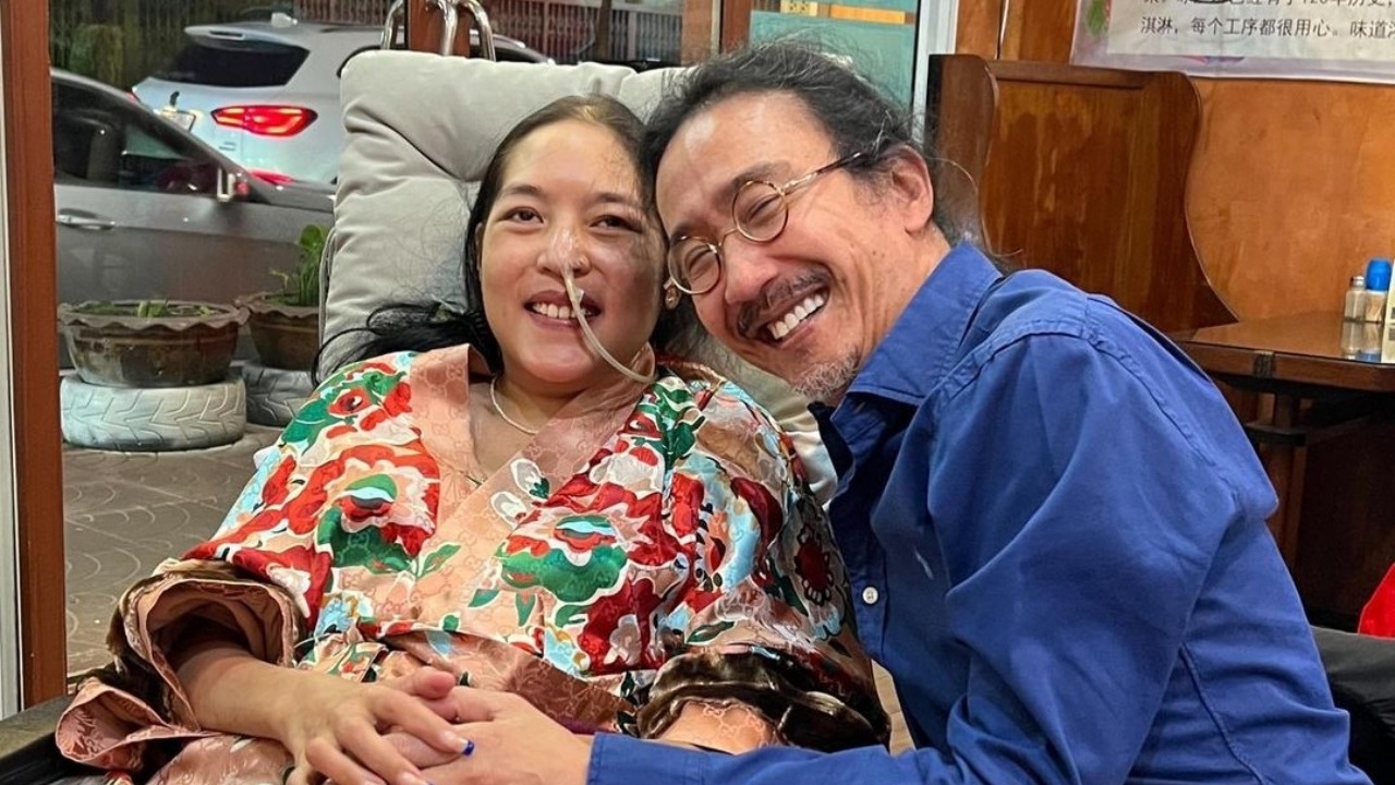 เสธ.ดอลลาร์ สัญญาจะดูแล คุณหญิงแมงมุม จนวันสุดท้าย ภรรยาเริ่มหัดยืนแล้ว 