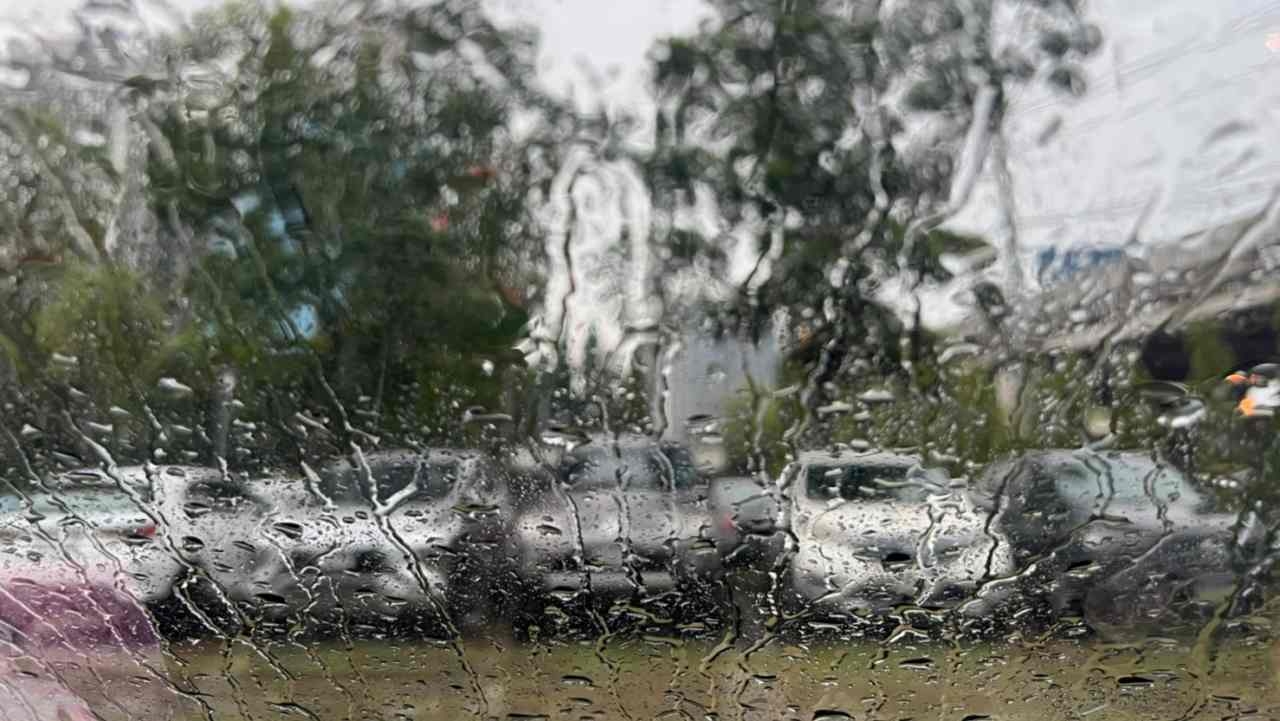 กทม. แจ้งเตือนฝนตกหลังเลิกงาน ปกคลุม พื้นที่ กทม. น้ำท่วมเริ่มลด