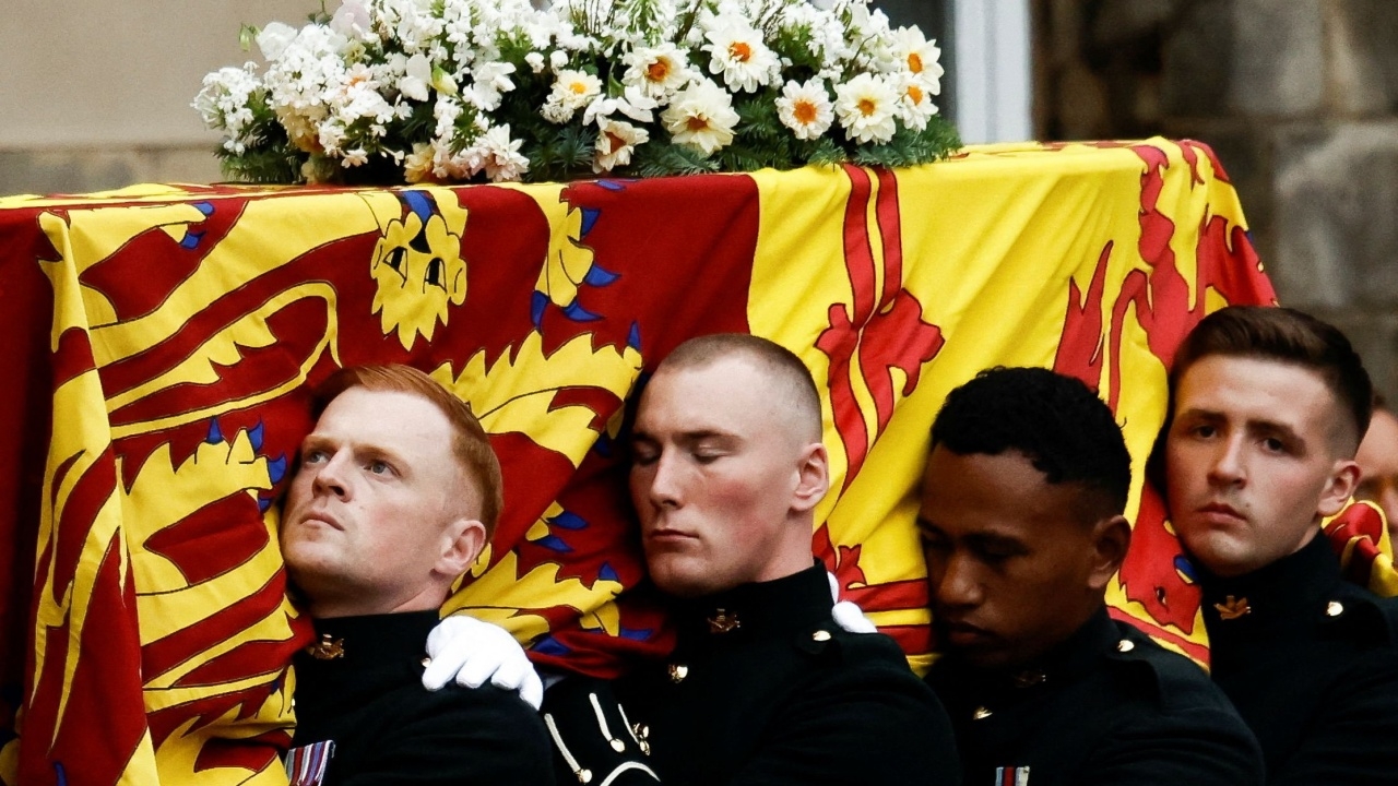 พระบรมศพควีนเอลิซาเบธที่ 2 ประทับวังหนึ่งคืน ก่อนอัญเชิญไปวิหารในเอดินบะระ