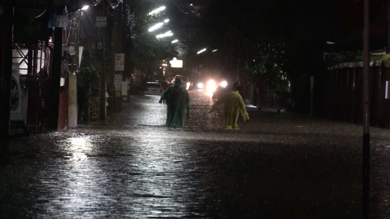 ฝนตกขอนแก่นที่ลุ่มน้ำท่วมสูงเกือบ 1 ม. ถนนกันทรลักษ์-วารินชำราบ 60-80 ซม.