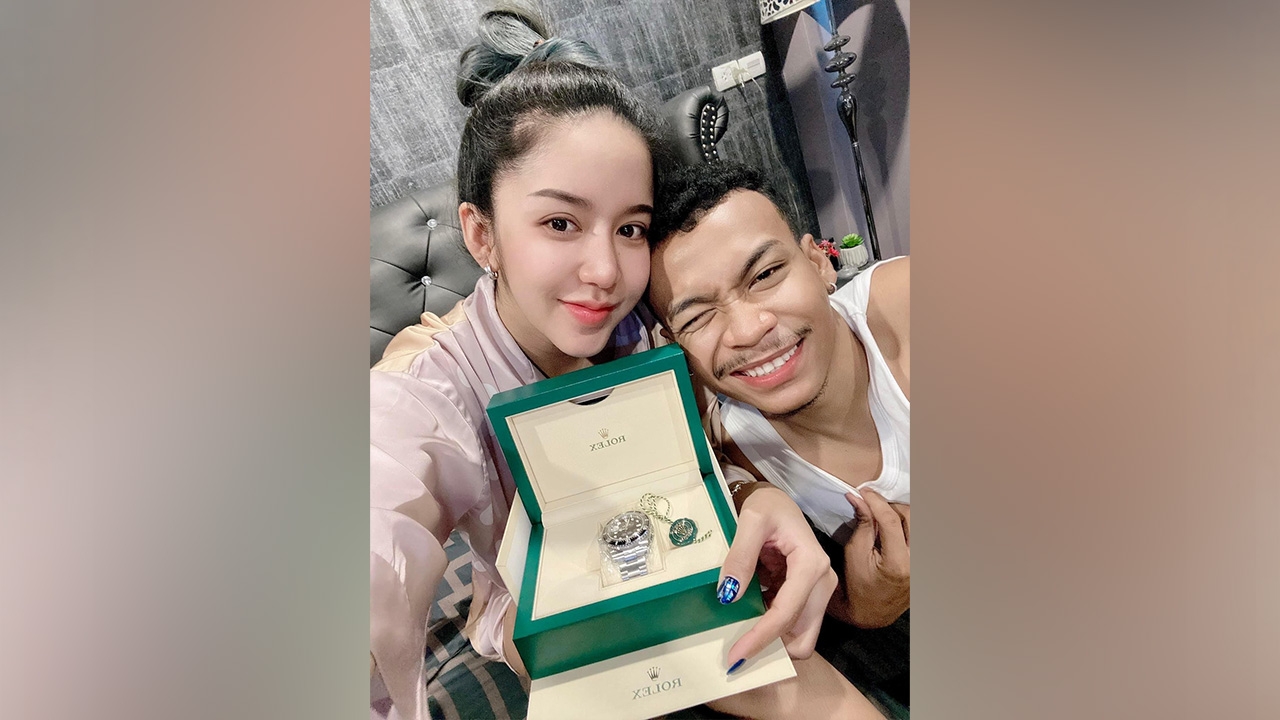 นัส เปย์นาฬิกาหรูให้ โชค รถแห่ ราคาไม่ธรรมดา แด่สามีของฉัน