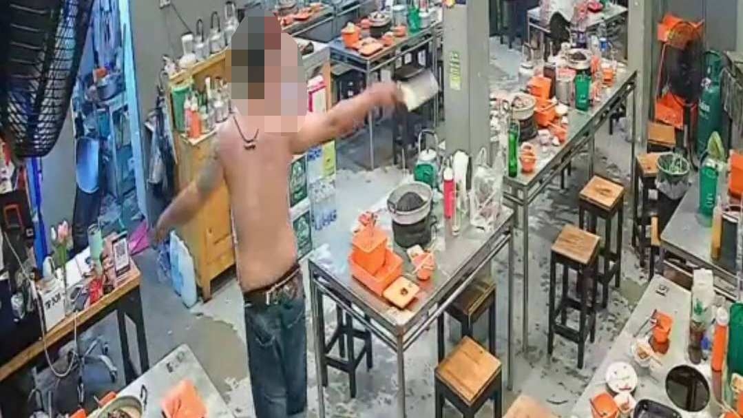 ตำรวจเอาผิดหนุ่มหลอนยา เอามีดขู่หาเรื่องร้านหมูกระทะ ย่านอรุณอมรินทร์ 36 