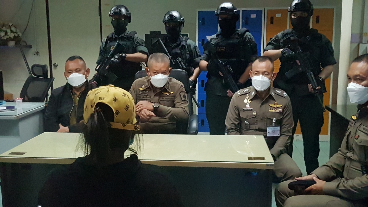 จับมือปืนสาว เอาปืนผัวมายิงอดีตกิ๊ก ชิงทอง 5 บาท-พระหลวงปู่หลิว 