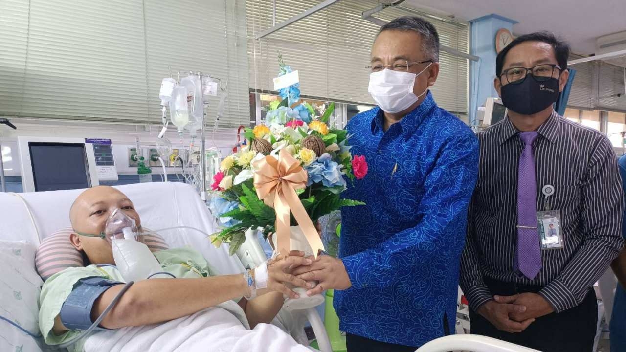 พ่อเมืองสุราษฎร์เยี่ยมหนุ่มประดาน้ำ เส้นเลือดในสมองแตก อาการดีขึ้นแล้ว