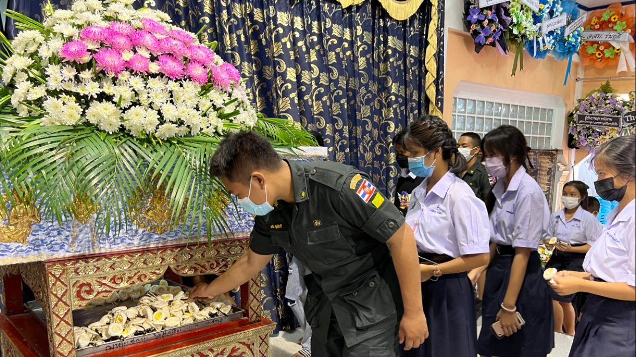 น้ำตาท่วมวัด เพื่อนร่วมเผาศพ น้องกั๊ก นร.วัย 17 เหยื่อเพลิงไหม้เมาน์เท่น บี 