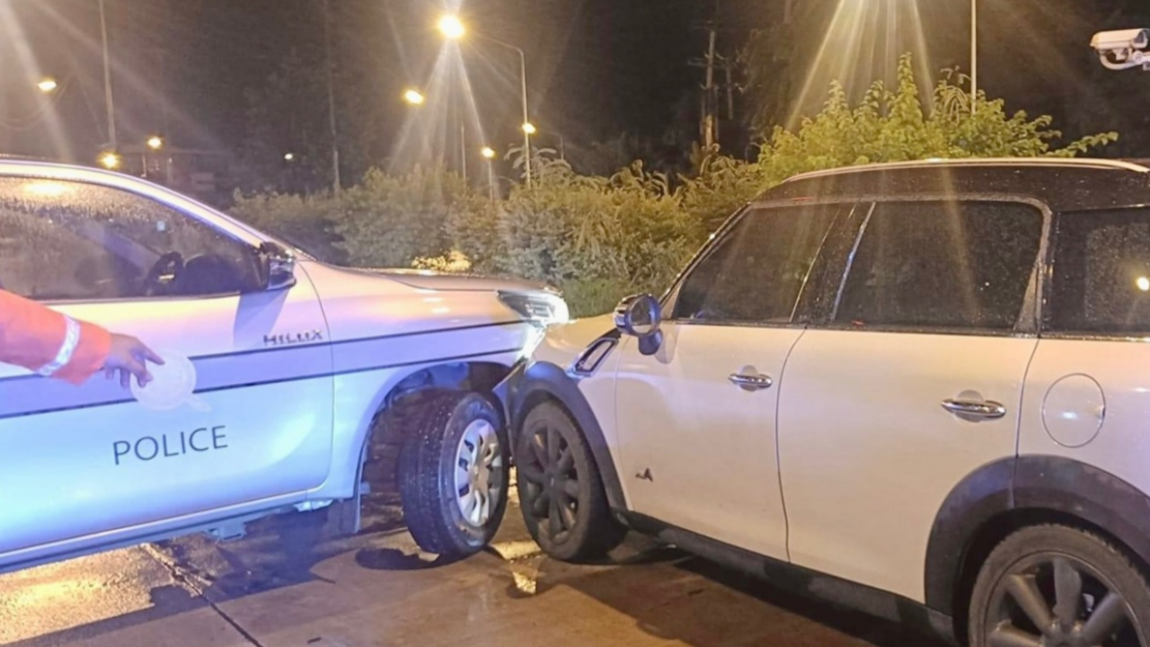 ไล่จับระทึก สาวคลั่งขับมินิคูเปอร์ ชนรถตำรวจ สรุป ลืมกินยา 