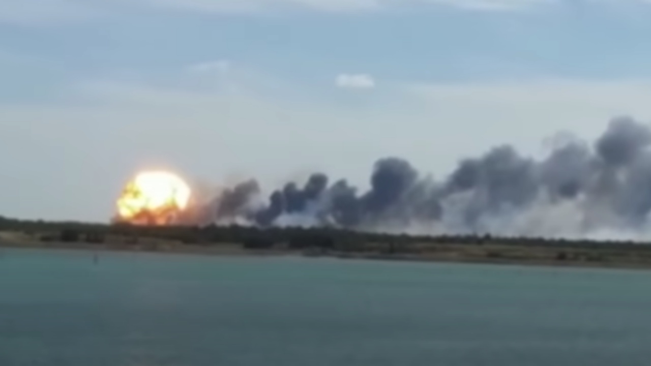 นาทีระทึก ระเบิดปริศนาถล่มฐานทัพรัสเซียในไครเมีย  ฝีมือยูเครน? 