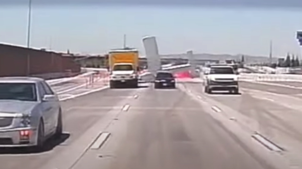 ช็อก เครื่องบินเล็กตกบนถนนในสหรัฐฯ  ชนปิกอัพ ระเบิดไฟลุก (คลิป)