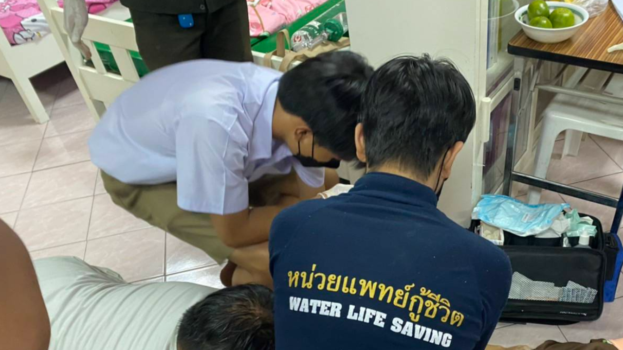 ช็อก นักเรียนหญิง ม.6 โรงเรียนสตรีดังพลัดตกอาคาร 6 ชั้นเสียชีวิต