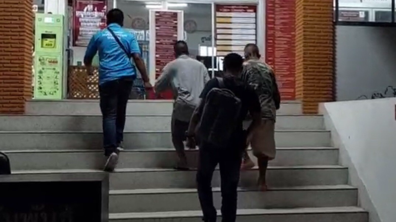 โดนกดดันหนัก "2 พ่อลูก" ฆ่า ร.ต.-รัวยิงดับ หมดทางหนี ยอมมอบตัวแล้ว