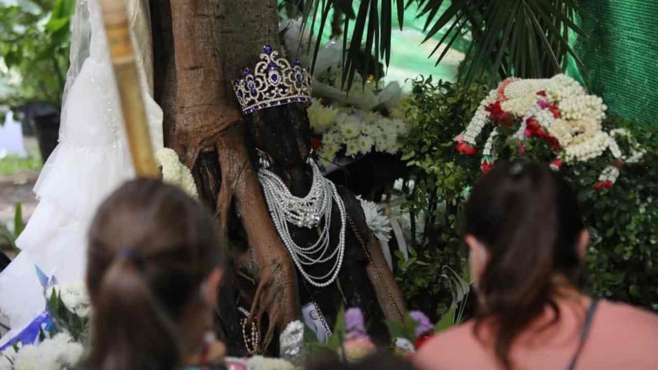 จัดเวลาเปิดให้ไหว้ "พี่สาว" หุ่นไม้ขวัญใจนักล่า "เลขเด็ด"