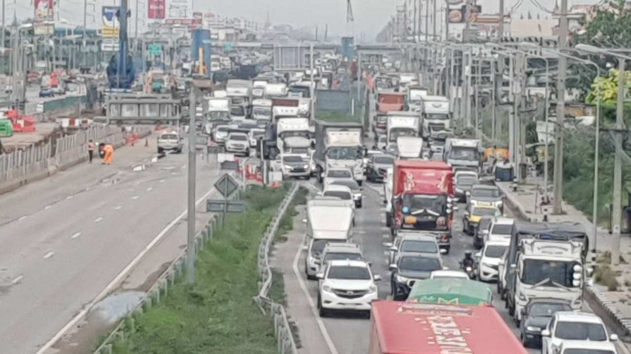 ถนนพระราม 2 ฝั่งขาเข้าจุดแท่งปูนหล่น รถหนาแน่น เลยไปคล่องตัว ขาออกรถน้อย