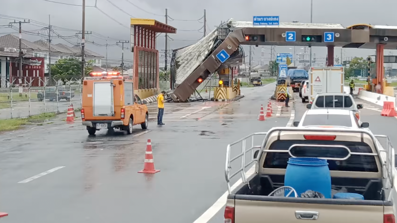 ฝนตกหนัก หลังคาด่านเก็บเงินพังถล่ม เส้นบางปะกงมุ่งหน้าพัทยา