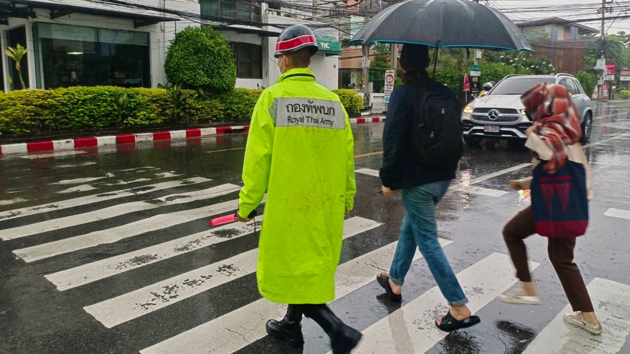 ทหารพระราชานำกำลังพลจิตอาสา ลุยช่วยปชช. กทม.-นนทบุรี ในช่วงฝนตกหนัก