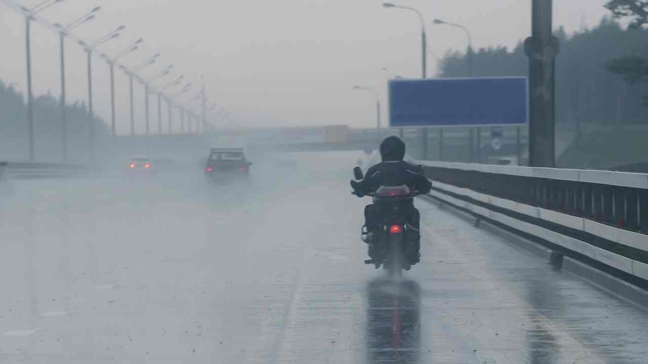 ดราม่า ไรเดอร์บอกลูกค้าติดฝน เจอตอบกลับ ต้องรอให้หยุดหรอ อาหารเย็นหมด