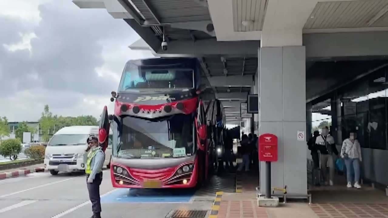 เลื่อนดีกว่า ผู้โดยสารจากเชียงรายยอมเปลี่ยนตั๋ว ไม่อยากนั่งรถบัส 3 ชม.