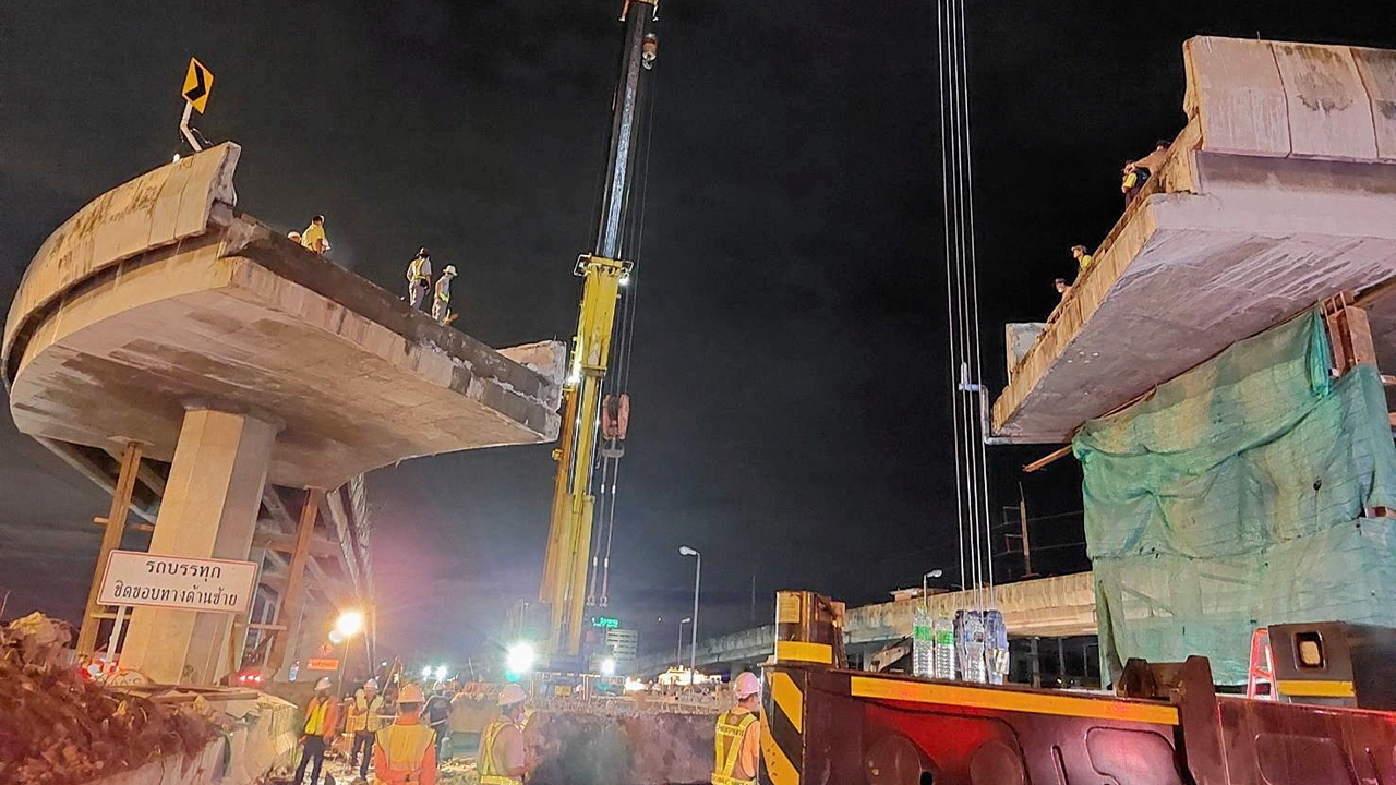 รื้อคานเสร็จ เปิดถนนแล้ว สะพานกลับรถถนนพระราม 2 อีกจุดแผงกั้นหลุดเหล็กยึด