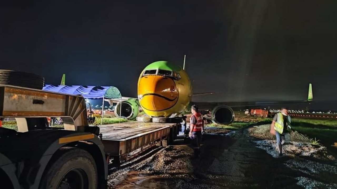 ผอ.สนามบินแม่ฟ้าหลวงแจง กู้เครื่องนกแอร์ไม่ได้ ฝนตกดินอ่อนล้อหลักซ้ายจม