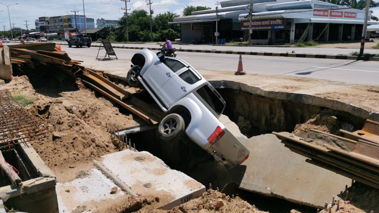 กระบะตกหลุมทำท่อระบายน้ำพลิกตะแคงที่นครปฐม ขณะฝนตกหนักโชคดีเจ็บเล็กน้อย