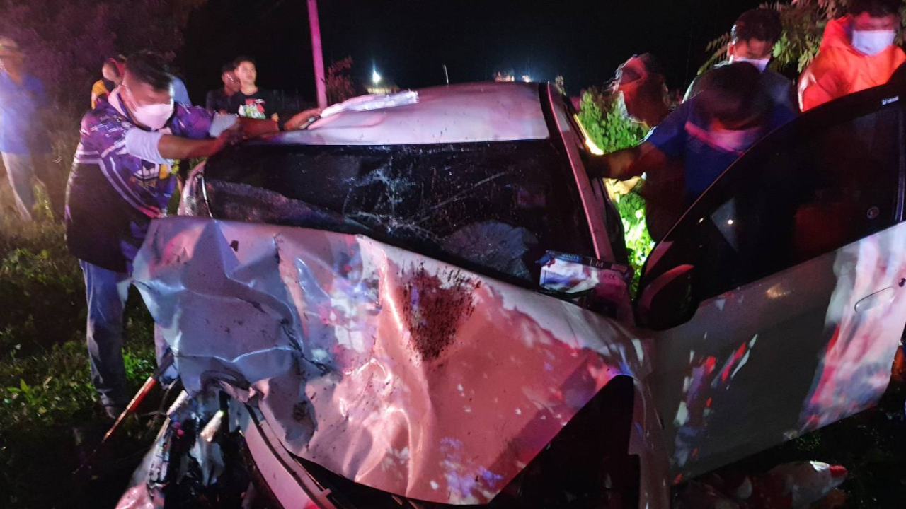 ชนกันยับ "เก๋ง-กระบะ" พังคู่เป็นซาก เจ็บสาหัส 2 ตาย 1 คาดฝนตกถนนลื่น