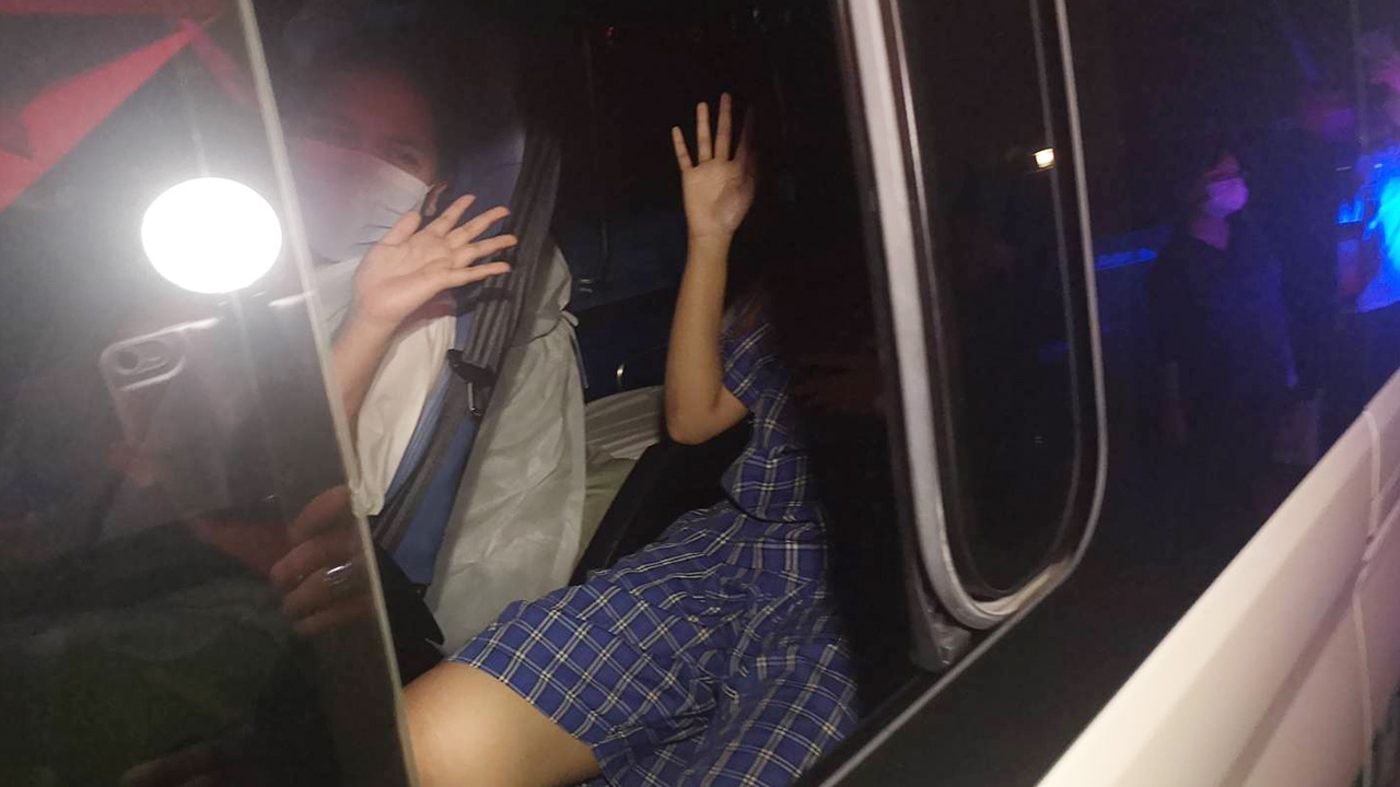 ปล่อยตัวพ้นคุก "บุ้ง-ใบปอ" ทั้งคู่อิดโรย รถพยาบาลรับตัวรักษาอาการป่วย